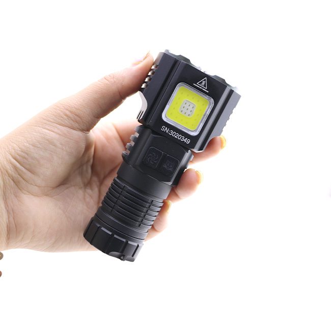 چراغ قوه 6 لامپ پرنور یمائو مدل YM-F302X چراغ قوه 6 لامپ پرنور برند یمائو مدل YM-F302X